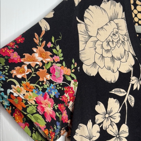 Johnny Was Women's Floral The Janie Favorite Short Sleeve V-Neck Shirt Medium - Picture 3 of 7